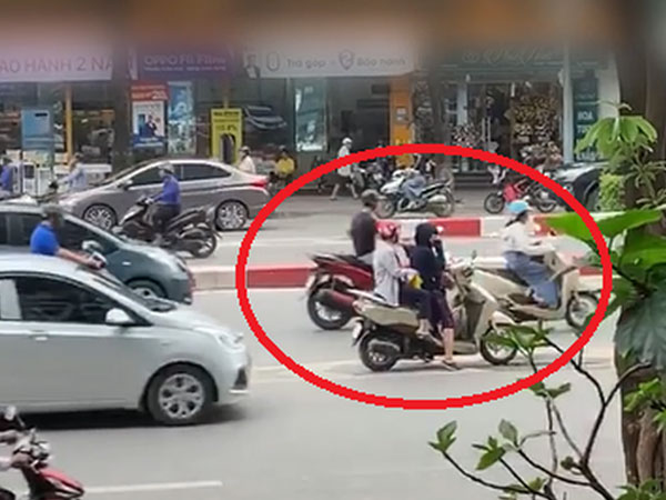 Video: 2 người phụ nữ khiến cả phố phải hoảng sợ, tìm cách né tránh
