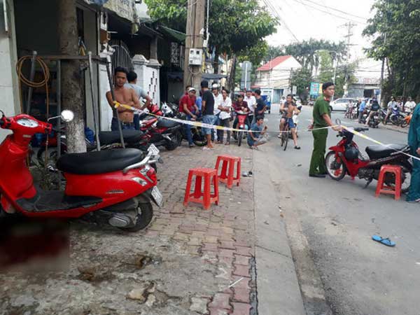 Đang chạy xe máy trên đường, cô gái bất ngờ bị nam thanh niên cầm dao đâm liên tiếp, gục bên vũng máu