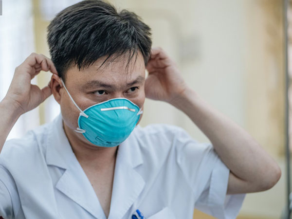 Bác sĩ cảnh báo tình trạng ô nhiễm không khí ở Hà Nội: Chúng ta đang quá lạm dụng khái niệm 'khẩu trang y tế'