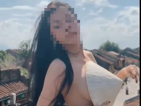 'Dậy sóng' với clip cô gái khỏa thân bôi bẩn Hội An