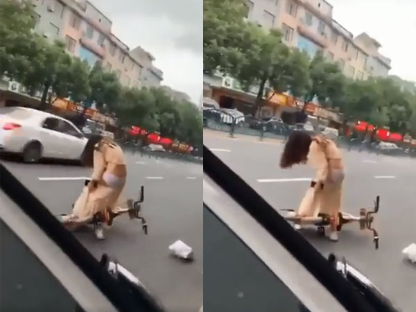Cô gái trẻ để váy vướng vào xe đạp, lộ cả nội y nhưng dân mạng bảo 'sao kéo hoài, kéo mãi mà cái quần nó chẳng về đúng chỗ'!?