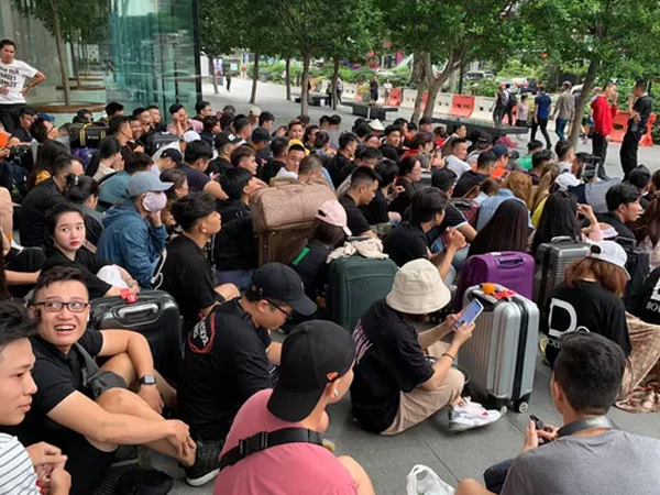 Dân Việt đổ về Apple Store, mang theo vali xếp hàng trước giờ mở bán iPhone 11