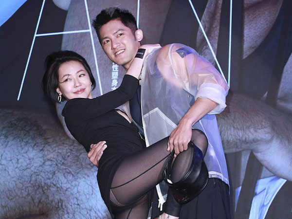 'Đệ nhất MC vô duyên xứ Đài' Tiểu S ôm ấp 'ưỡn ẹo' phản cảm bên mẫu nam, lộ cả nội y khiến dân tình nhức mắt