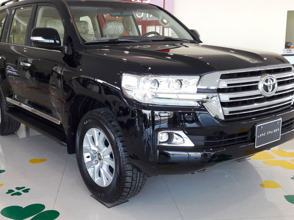 Toyota Land Cruiser gặp khó về Việt Nam, đại lý lại tranh thủ làm giá kiếm lời