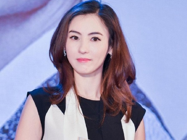 Trương Bá Chi khoe vóc dáng nuột nà hậu sinh con trai cho người tình bí mật, vẫn vui vẻ bất chấp tin Tạ Đình Phong hỏi cưới Vương Phi