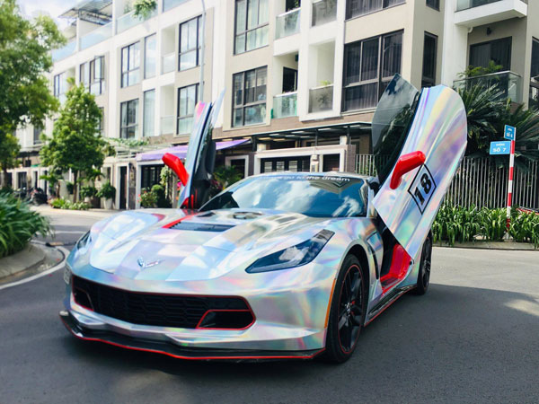 3 năm tuổi, Chevrolet Corvette '7 sắc cầu vồng' bán lại ngang giá Mercedes-Benz S-Class 2019 mua mới