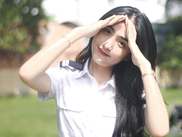 Chụp vội vài tấm lúc ra chơi, nữ sinh Học viện Hàng không gây xôn xao bởi vẻ ngoài cực kỳ trong trẻo, xem đến tấm ảnh học Quân sự càng xuất sắc hơn