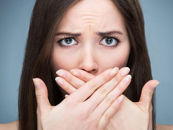 Phải làm sao để chữa hơi thở có mùi?