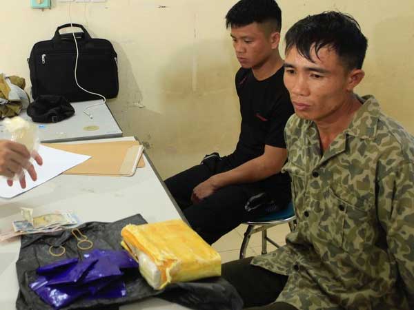 Bắt 2 đối tượng mua bán, vận chuyển trái phép 8000 viên ma túy