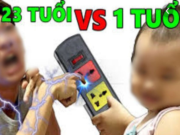 Dân mạng đồng loạt ném đá Kênh Youtube có video cho trẻ em 1 tuổi 'troll' người lớn bằng cách sờ tay vào ổ điện