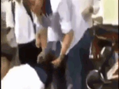 Nữ sinh túm tóc, đạp vào mặt bạn ngay bên đường kèm lời quát tháo: 'Mở miệng ra xin lỗi tao, nhanh'