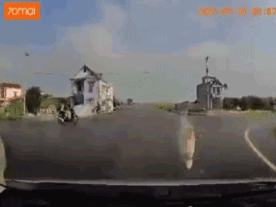 Kinh hoàng clip ô tô 'trôi dạt' xoay vòng sau va chạm cuốn xe SH vỡ nát, tài xế hoảng loạn: 'Ôi chết tôi rồi'