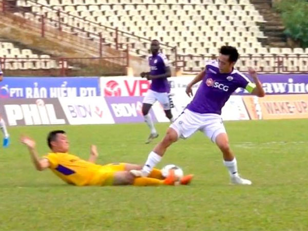 Hà Nội FC đăng quang, CĐV SLNA tố Văn Quyết đá xấu, đề nghị treo giò hết giải