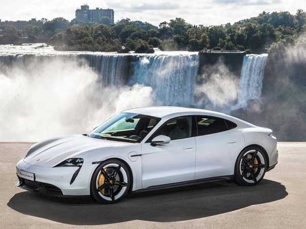 Porsche Taycan thể hiện khả năng sạc pin ấn tượng ngay sau khi ra mắt
