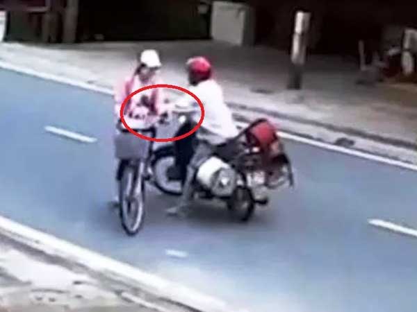 Người đàn ông đường đột chặn xe, sàm sỡ nữ sinh giữa ban ngày