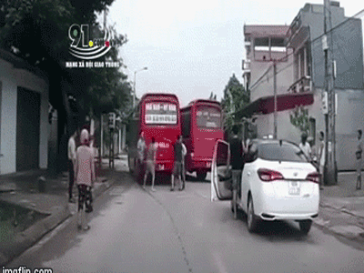 Clip: Tài xế cùng phụ xe của 2 xe khách lao vào cuộc 'hỗn chiến' giữa đường
