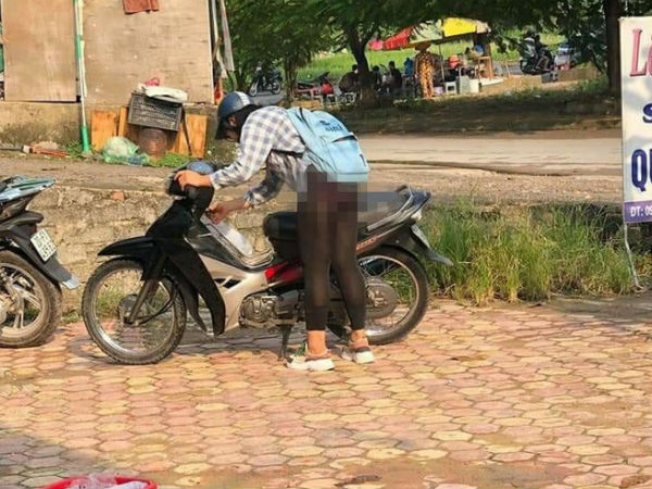 Cô gái trẻ mặc quần tất mỏng tang lộ cả nội y khiến nhiều người đỏ mặt quay đi