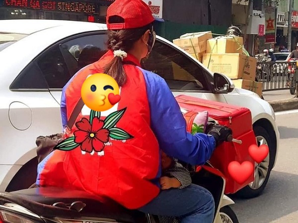 Giữa trưa nắng, nữ shipper kẹp đứa bé trước bụng khiến người phụ nữ đuổi theo bằng được