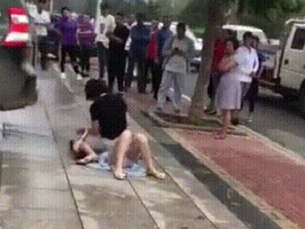 Bất ngờ gặp 'tiểu tam' đi trên đường, vợ lao vào đánh ghen khiến dân mạng khiếp sợ