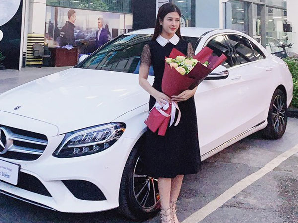 Huyền ‘Baby’ đi Bentley, em gái 1995 cũng thể hiện tài năng khi vừa sắm ‘Mẹc’ 1,5 tỷ đồng