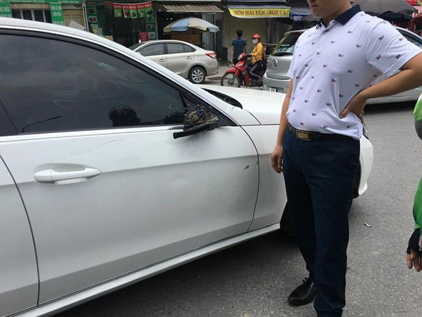 Bị tài xế xe ôm chạy ngược chiều tông rụng gương trị giá gần 60 triệu, cách hành xử của chủ xe sang Mercedes làm ấm lòng cư dân mạng
