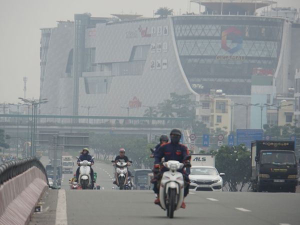 TP.HCM từ sáng đến chiều 'mịt mù khói sương', người dân đeo khẩu trang, trùm kín mít khi ra đường vì sợ ô nhiễm