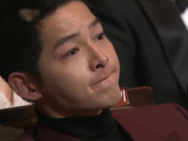 Ly hôn Song Hye Kyo không dễ dàng như nhiều người nghĩ, Song Joong Ki đã bật khóc trong ngày sinh nhật tuổi 34 vì quá áp lực