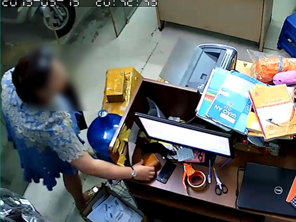 Video: Vờ hỏi mua hàng 'như đúng rồi' để đánh lạc hướng, người phụ nữ nhanh tay trộm ví của nhân viên rồi đánh bài chuồn