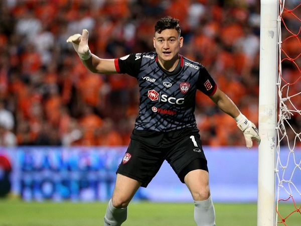 Văn Lâm cản phá penalty giúp Muangthong thắng ngược siêu kịch tính