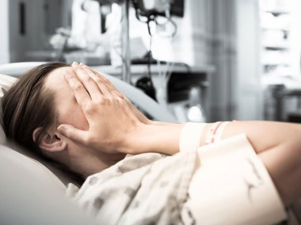 Cô gái trẻ suýt bị mù sau 1 lần đi tàu: Điều bác sĩ tiết lộ khiến ai hay sử dụng phương tiện công cộng phải rùng mình