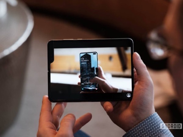 Samsung khuyên người dùng Galaxy Fold 'cầm máy cẩn thận'