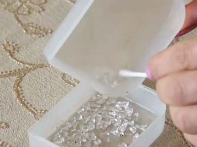 Video: Kỳ lạ cô gái Armenia khóc ra 50 dị vật như thủy tinh mỗi ngày