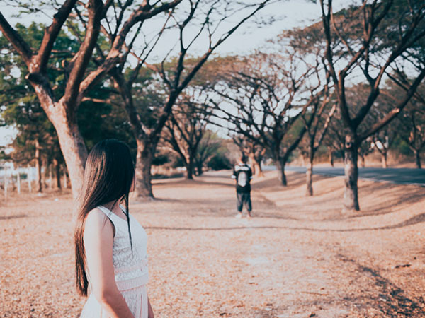 Đang gần gũi thì giường sập, trong khi tôi loay hoay mặc lại quần áo thì người yêu lại lôi ra một thứ dị hợm dưới gầm giường của anh