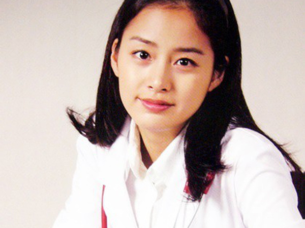 Nhan sắc thật của Kim Tae Hee hồi học đại học: Thần thánh đến mức nào mà khiến cả trường bị choáng?