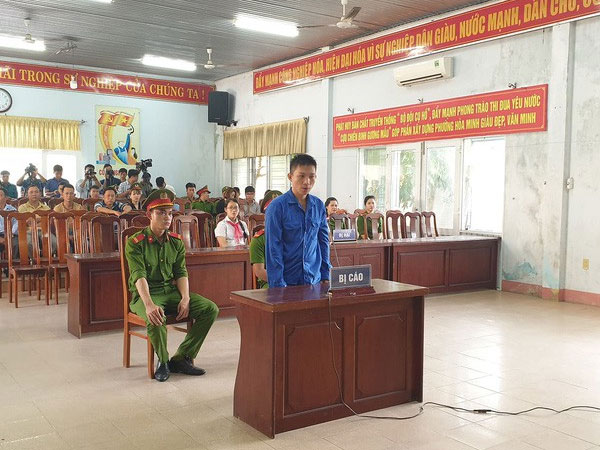 Đánh chết vợ hờ vì nghĩ là 'rắn 6 đầu độc ác', kẻ thủ ác lắc lư liên tục tại tòa