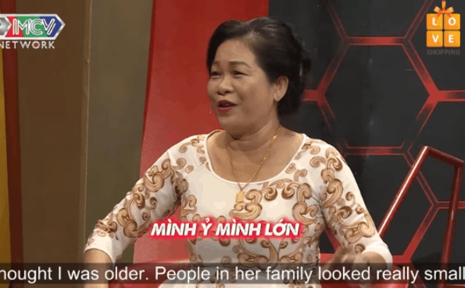 Con trai đưa đại gia đình bạn gái sang chơi Tết, mẹ ra chào một câu khiến tất cả sửng sốt