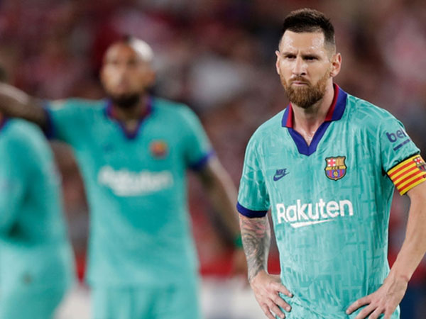 Barca thảm bại trước đội bóng mới lên hạng cùng loạt thống kê siêu tệ hại, fan đồng loạt kêu gọi sa thải ông thầy được Messi hết lòng ủng hộ