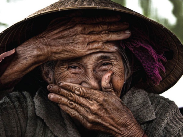Khoảnh khắc lấy tay che miệng cười và hành trình trở thành cụ bà Việt đẹp nhất thế giới