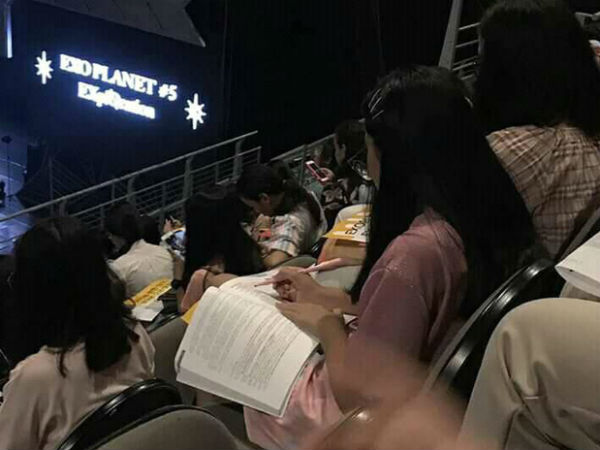 Vừa muốn quẩy hết mình lại còn đạt điểm cao, nữ sinh nhanh trí mang sách vở ôn bài ngay trong concert Kpop