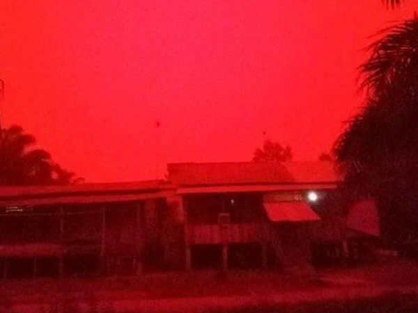 Những đợt cháy rừng tồi tệ khiến bầu trời ở Indonesia chuyển màu đỏ như máu