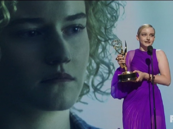 Gợi cảm, nóng bỏng trong bộ đầm của NTK Công Trí, nữ diễn viên Julia Garner nhận giải thưởng Emmy đầu tiên trong sự nghiệp