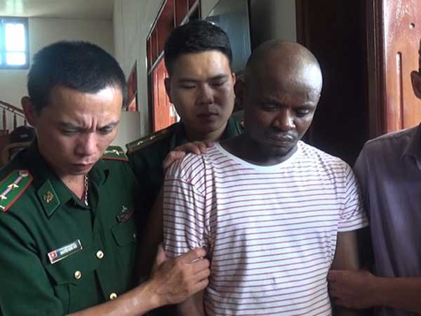Triệt phá đường dây vận chuyển gần 15kg ma túy, bắt 2 đối tượng người châu Phi