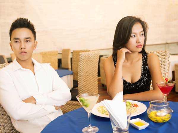 Chồng đột nhiên bỏ chức giám đốc với mức lương cao ngất để ở nhà nội trợ, tôi lén lút theo dõi thì sửng sốt khi thấy anh đi thẳng vào bệnh viện tâm thần