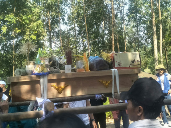 Lặng người trước hình ảnh chiếc bánh ngọt nằm trên linh cữu bé trai tử vong cùng mẹ và em gái: 'Thằng bé ra đi đúng vào ngày sinh nhật'