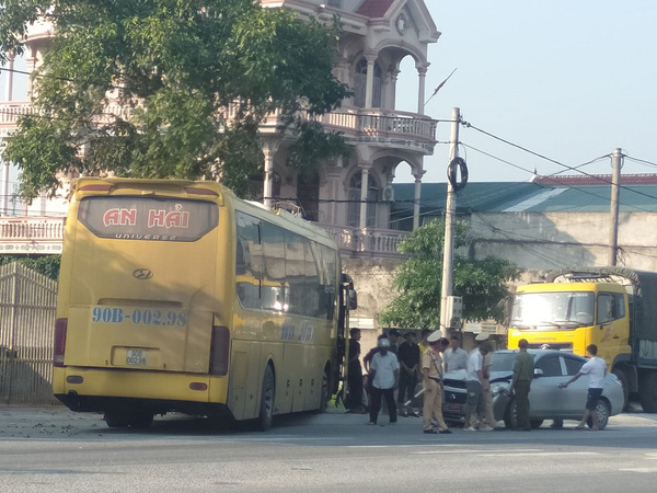 Nghệ An: Hàng chục hành khách kêu la khi xe gặp tai nạn liên hoàn