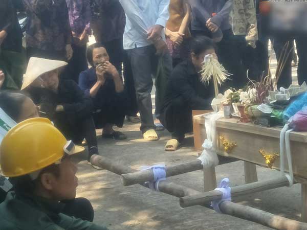 Vụ tai nạn làm 3 mẹ con tử vong, người bố bị thương nặng ở Hà Nội: Có khả năng xe máy tự ngã