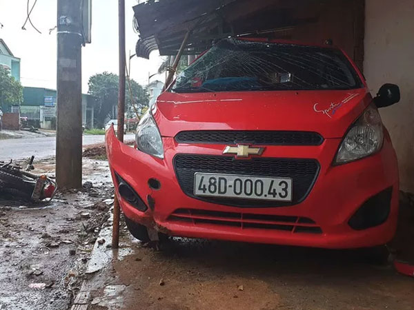 Một công an lái xe trong tình trạng có cồn tông chết người
