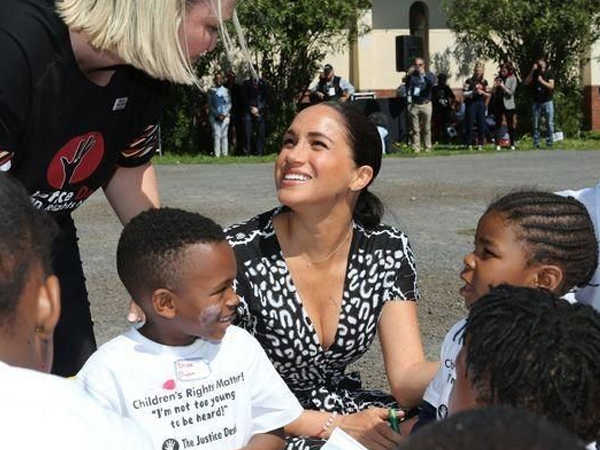 Công nương Meghan Markle bị chỉ trích vì mặc váy hở hang, phạm quy định Hoàng Gia