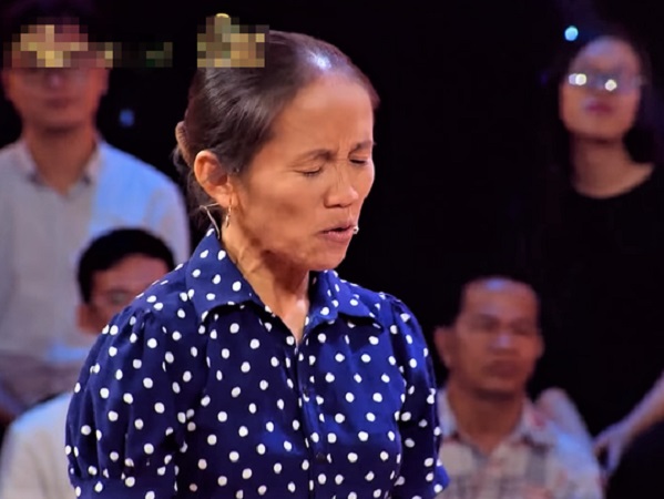 Bà Tân Vlog 'thách thức' Trấn Thành: Làm Youtube bà thiếu gì tiền mà lấy vàng của mày!