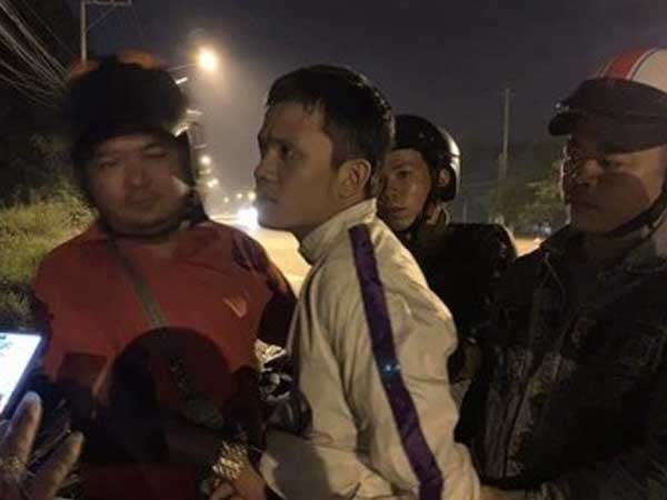 Bàng hoàng nghịch tử đâm mẹ trọng thương, lục túi lấy 100 ngàn đi chơi với bạn